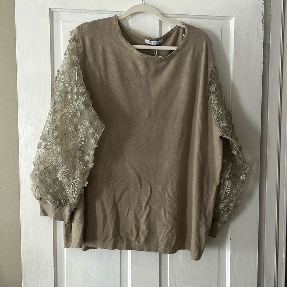 NWT lace detail